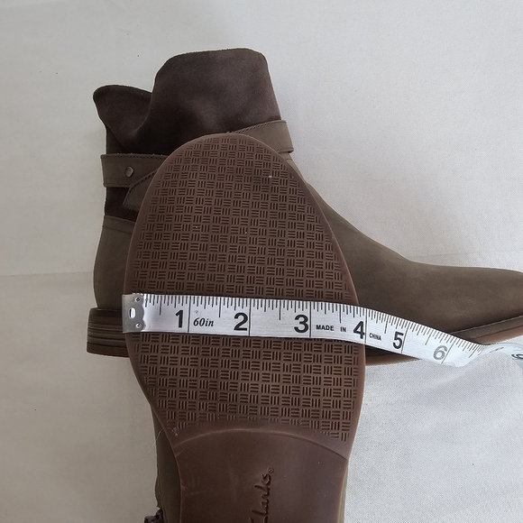 Clarks Collection Camzin Strap Ankle Boots Size 10W Taupe Leather Comfort Bootie - Picture 13 of 14